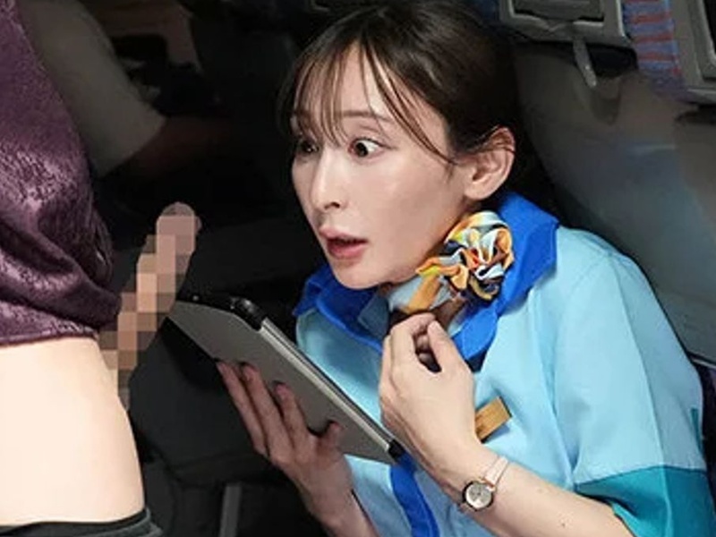 【おばさん美人CA】『お客様いけませんわ、しゃぶらせてくれなきゃ』勃起チ◯ポ見せつけられて！赤面しながら火照る女体