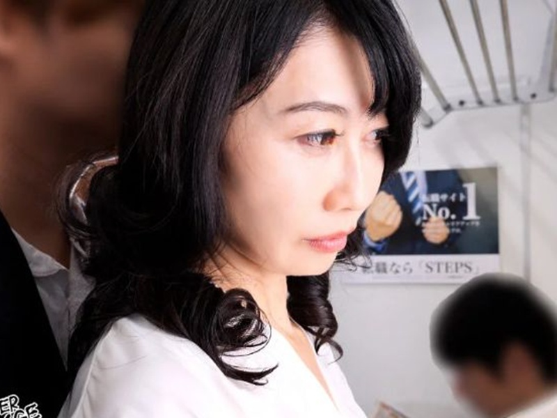 【五十路・人妻】『おばさん、いいケツしてるね』若い男の手がお尻を撫で回す！この齢なのに電車で痴漢され感じてしまったの