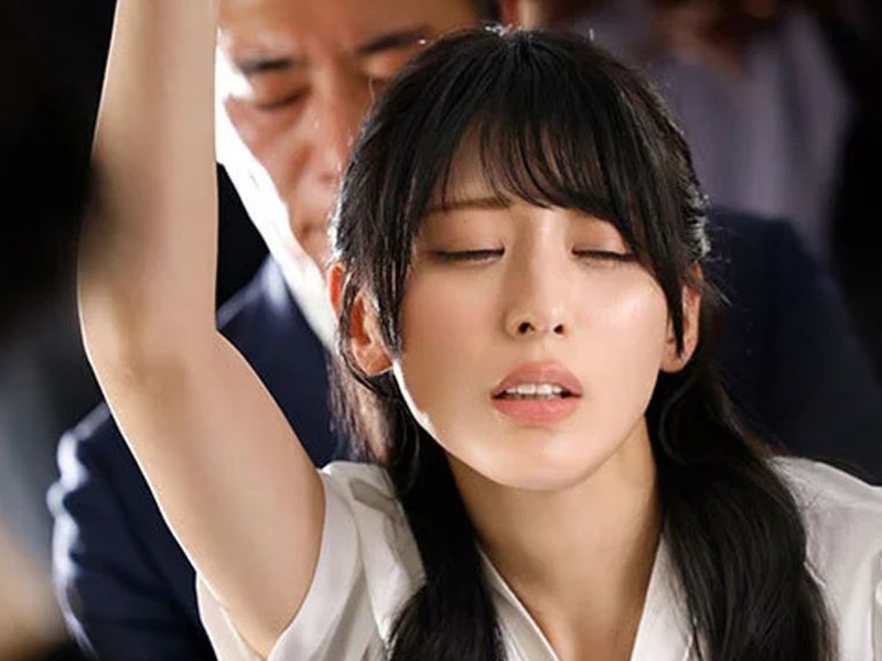 【痴漢にハマる美人教師】『この人が私を虜にするの』電車の中でいけないことして！気持ちよすぎて、何度でもされたいの
