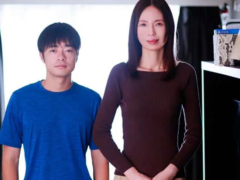 【長身美人】『君、可愛いわね、はじめてなんでしょ？』熟女のスレンダーボディが悩ましい！童貞くんに母親代わりセックスよ