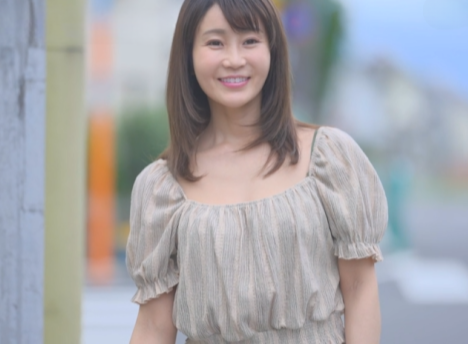 【友達の母45歳】「おばさん…まさかエロ配信を…」息子の友達に秘密がバレた巨尻なおばさん主婦が不倫セックス！大島優香