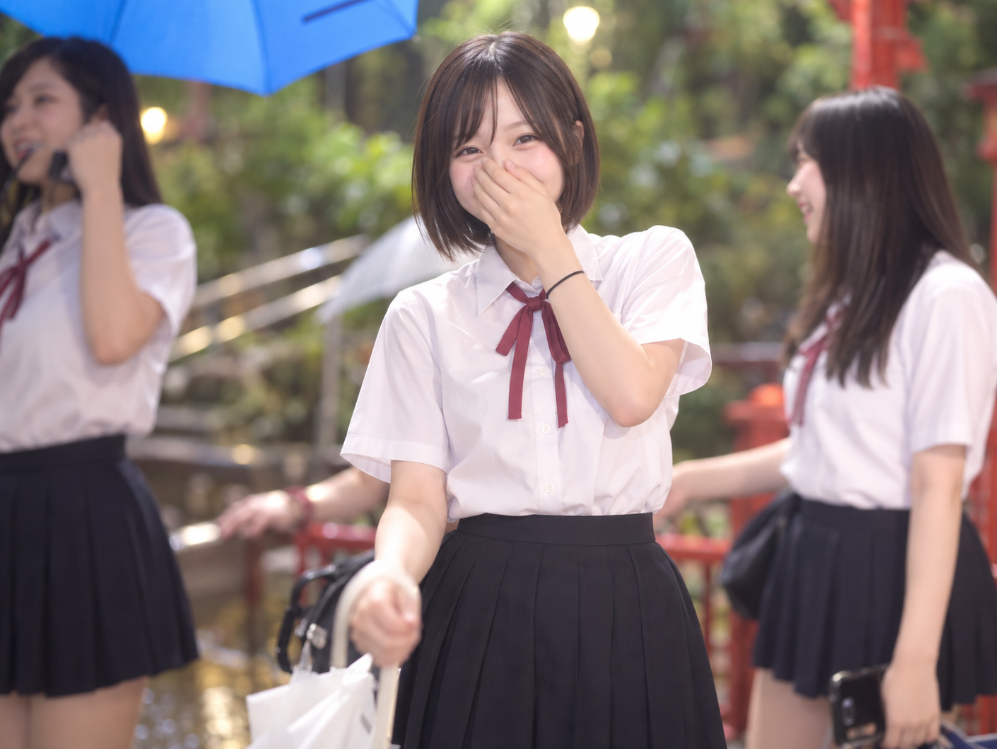 【修学旅行】「周りはみんな…女子ばっかりでした…」ミニスカ制服のギャル風スレンダー美乳美少女JKが男を囲んで乱交騒ぎ
