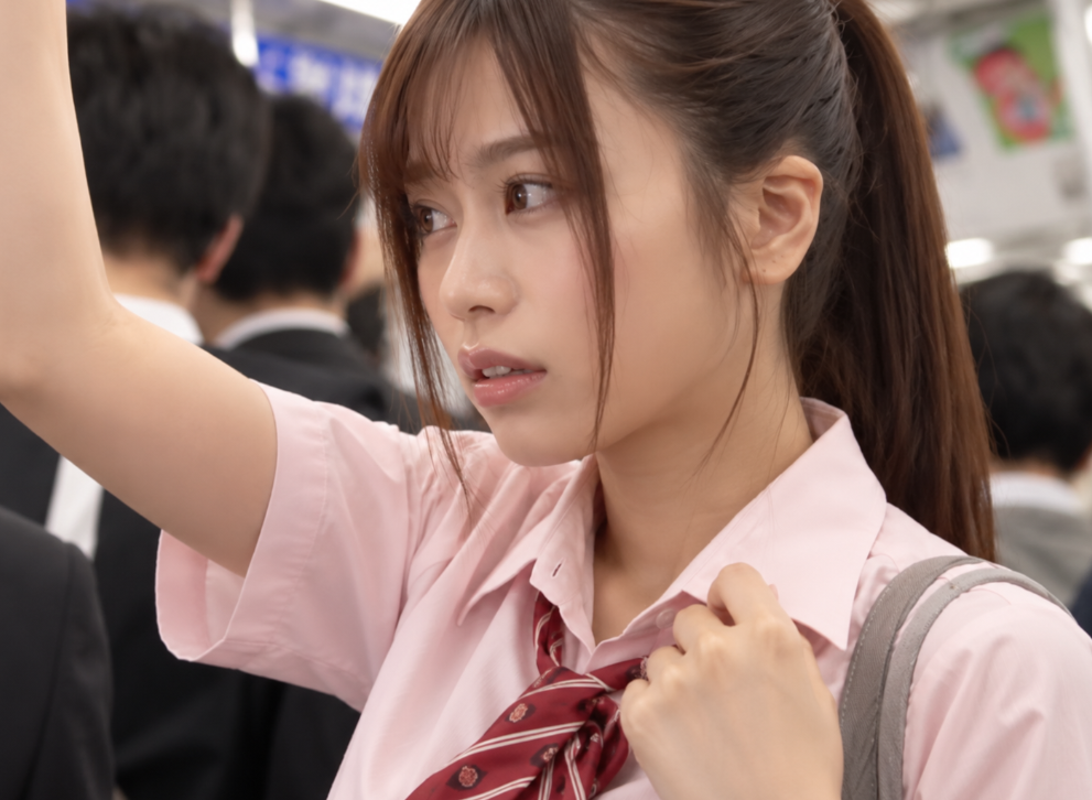 【電車痴漢】「もしかして…チカン…？どうしよ…」登校中のミニスカ制服のポニテが可愛いエロロリ美少女JKがスカート弄られ…