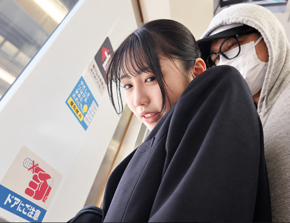 【電車痴漢】「私は信じていた担任に…犯されました…」通学中のミニスカ制服のスレンダーエロロリ美少女JKがチカンされる！