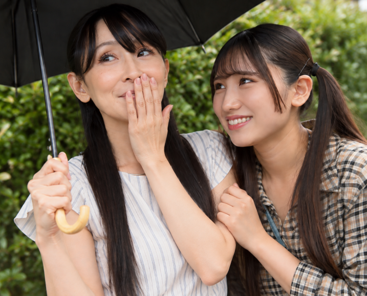 【母娘ナンパ】「えぇッ！姉妹かと思いましたよ！」スレンダー体系のおばさんとエロ巨乳な娘がスケベ行為！