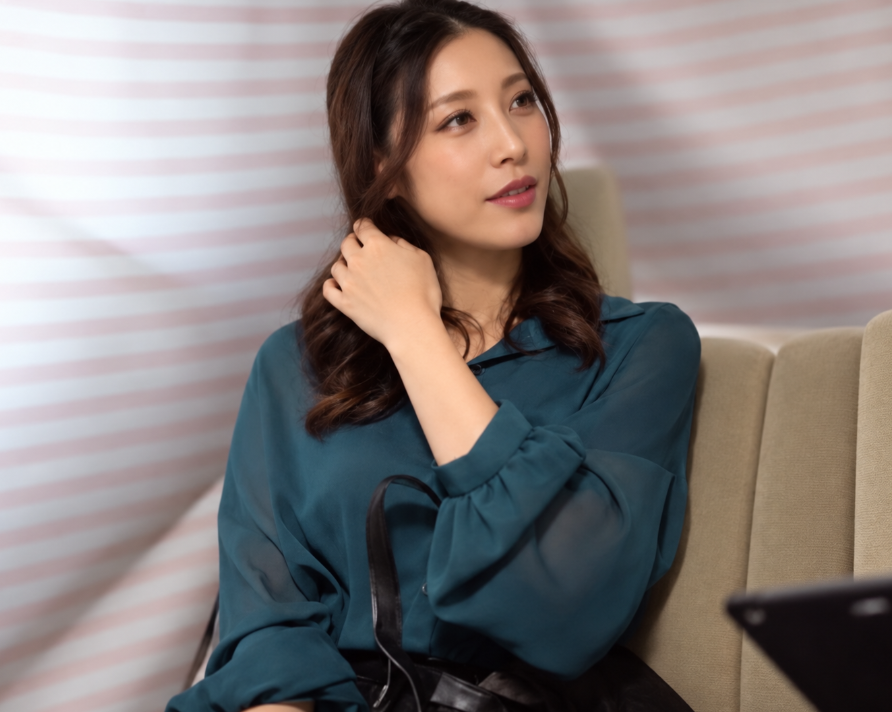 【人妻ナンパ】「ちょっと下着みせてくれるだけでいいんで！」若い男に頼まれ断れないエロ巨尻なギャル風おばさん主婦が不貞行為