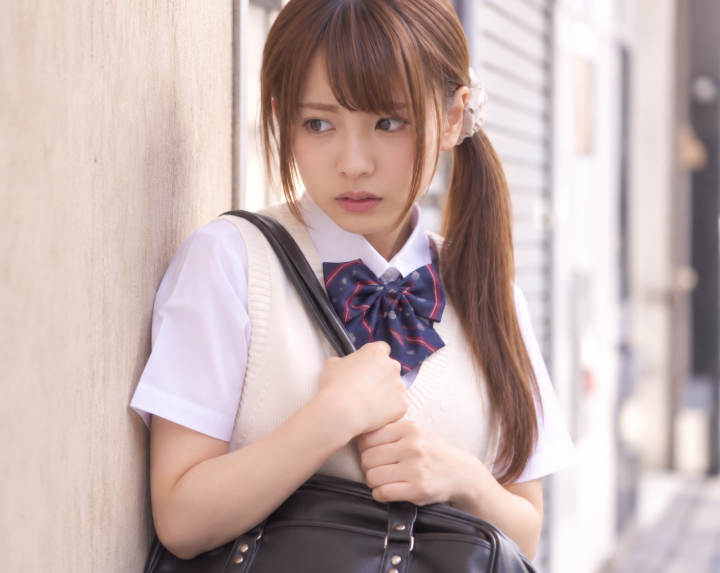 【女子高生レイプ】「俺を痴漢扱いしやがってよ！」ミニスカ制服のギャル風な茶髪の美少女が集団に犯される